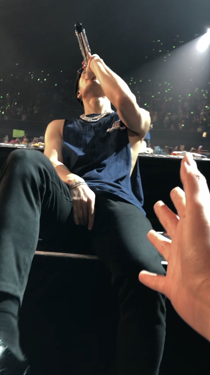 sofuckinggreedy's tweet image. He loves this pose