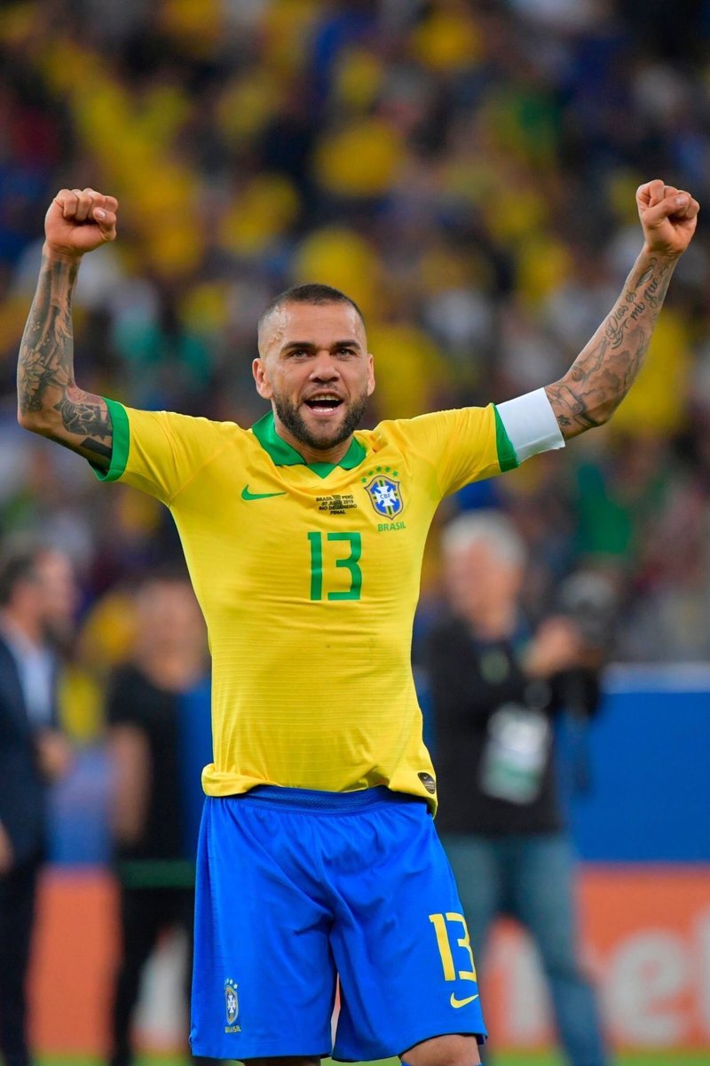 MVP y campeón de la Copa América. 36 años. 40 títulos. Nadie en la historia ha ganado más que él. Grande comp jugador y más aún como persona, doy fe. Leyenda viva del fútbol. Bravo <a href="/DaniAlvesD2/">Daniel Alves</a> #CopaAmericaBrasil2019 #CopaAmericafinal #DaniAlves