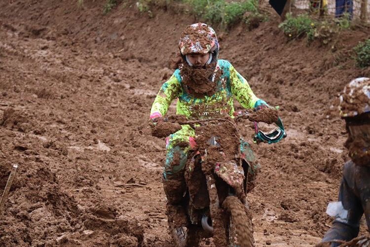 雨宮 舞美 全日本モトクロス選手権大会第4戦 予選 13位 決勝 4位 最終周の最終コーナー手前まで6位を走っていたのにゴールして電光掲示板を見たら4位になっていて 自分の目を疑いました 大好きなマディでベストリザルトを残せて本当に嬉しいです 応援し