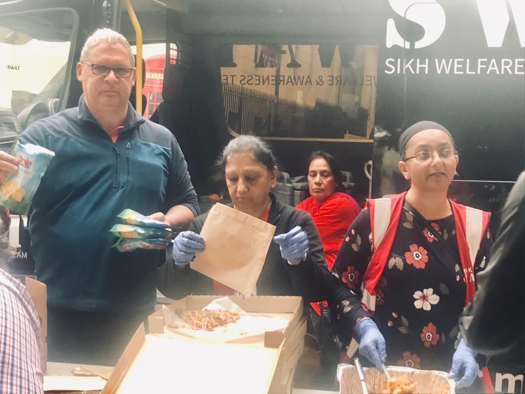 SikhSgsl's tweet photo. Another rewarding day spent by Friends of Southfields Gurdwara serving food to all the people in need in Central London Well done Bali and Team. Many thanks to  #nishkamswat 🙏🏽 for coordinating help for the community. https://t.co/u0yjabHpDx