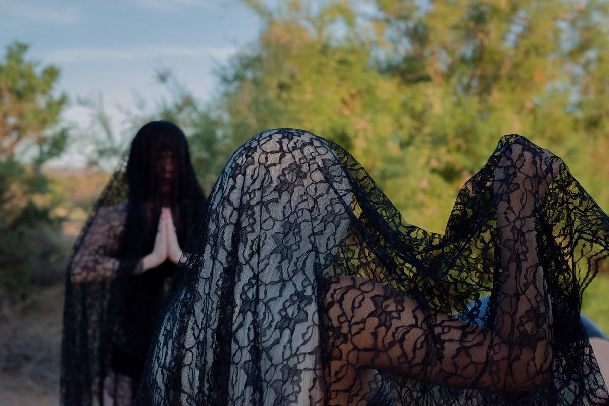 ShahabZargari's tweet image. Sometimes unplanned test shots capture the most amazing moments. .
.
.
.
#nikonphotography #lightingtest #testshot #candidshot #veil #prayer #happyaccident