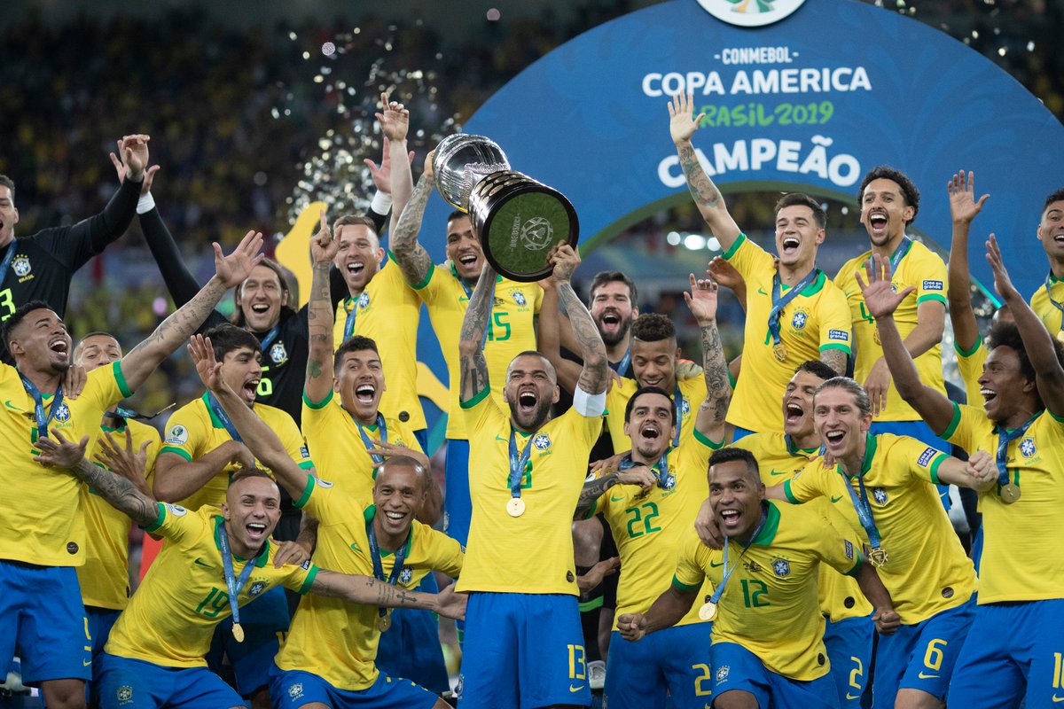 Levanta a taça, Dani Alves! Você merece esse momento com a #SeleçãoBrasileira. 🏆⚽🇧🇷

Fotos: <a href="/lucasfigfoto/">Lucas Figueiredo</a> / CBF