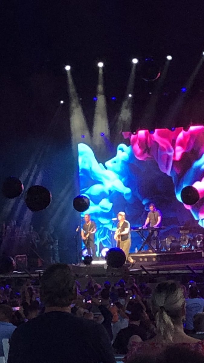 EscoxCox's tweet photo. @googoodolls it was great in West Palm Beach last night. Black balloons flying. https://t.co/XzGMdwyM66