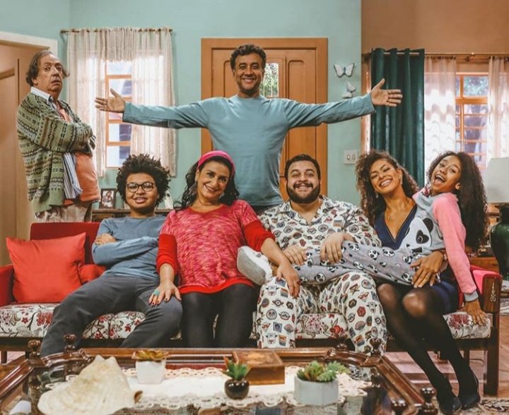 #Repost <a href="/multishow/">Multishow</a> with <a href="/get_repost/">Repost</a>
・・・
Domingo é o dia oficial de ficar com a família 💕 "O Dono do Lar" estreia quarta, às 22h, e você vai conhecer um pai que eu tenho certeza que lembra o seu 😜 Quem mais tá ansioso?