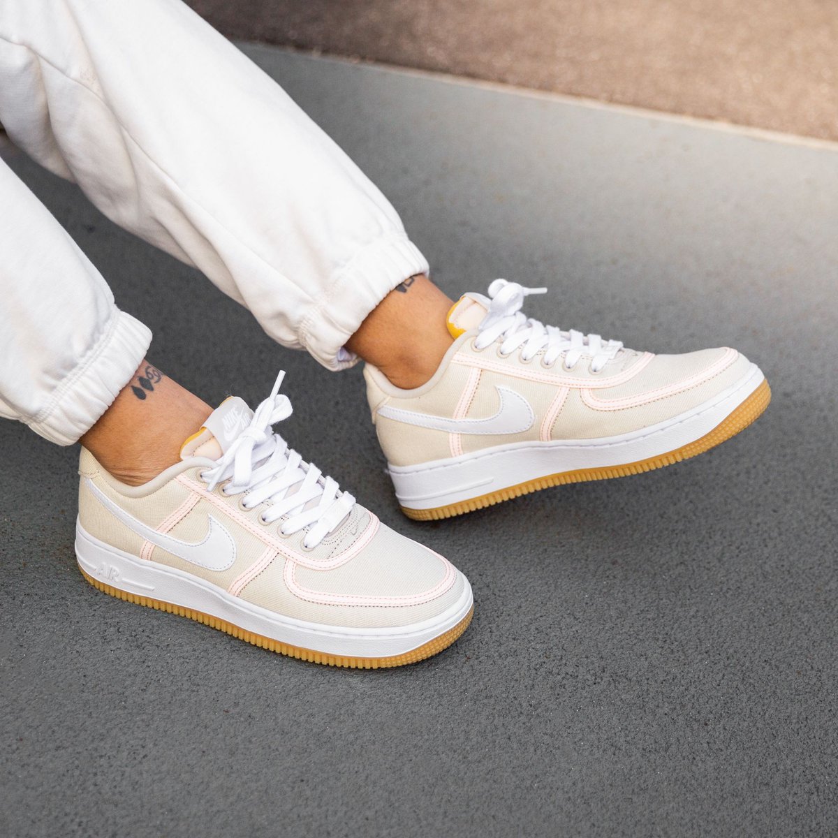 Titolo Another 1 On Sale Nike Air Force 1 07 Premium Light Cream White Crimsin Tint W E B S H O P T Co 33mfackrml Nike Airforce Airforce1 Airforceone Sale Sales Summersale T Co Lfhyxgns4q