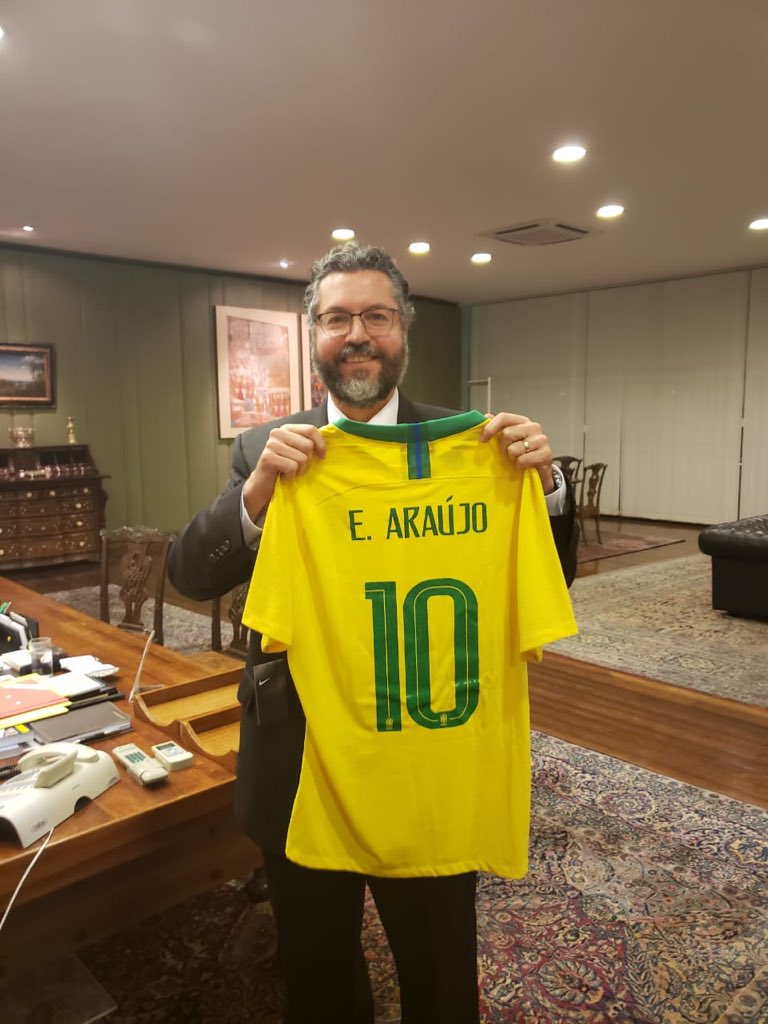 ernestofaraujo's tweet photo. Que a bela vitória da Seleção na Copa América seja inspiração para um novo Brasil sem medo, com vontade de jogar e de vencer, de fazer a diferença na região e no mundo em favor da verdade, justiça e liberdade. https://t.co/URhyjuSWkE