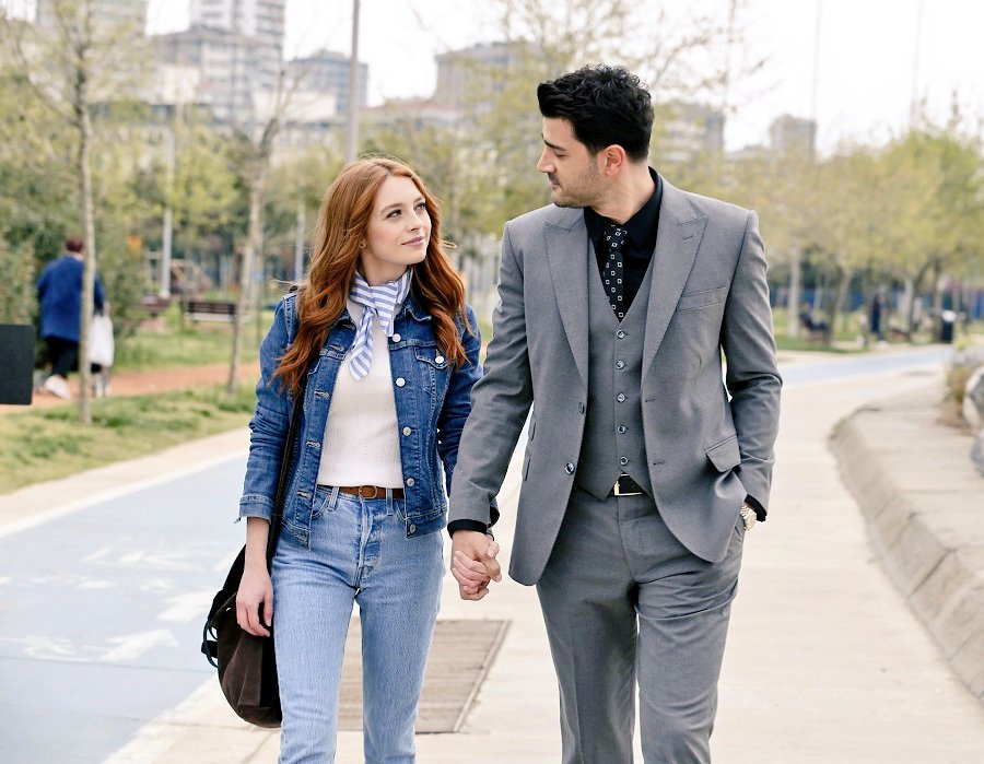 Мелис сезер бурак. Мелис сезер бурак. Пятно турецкий языке. Пятно турецкий языке. Пятно турецкий языке.