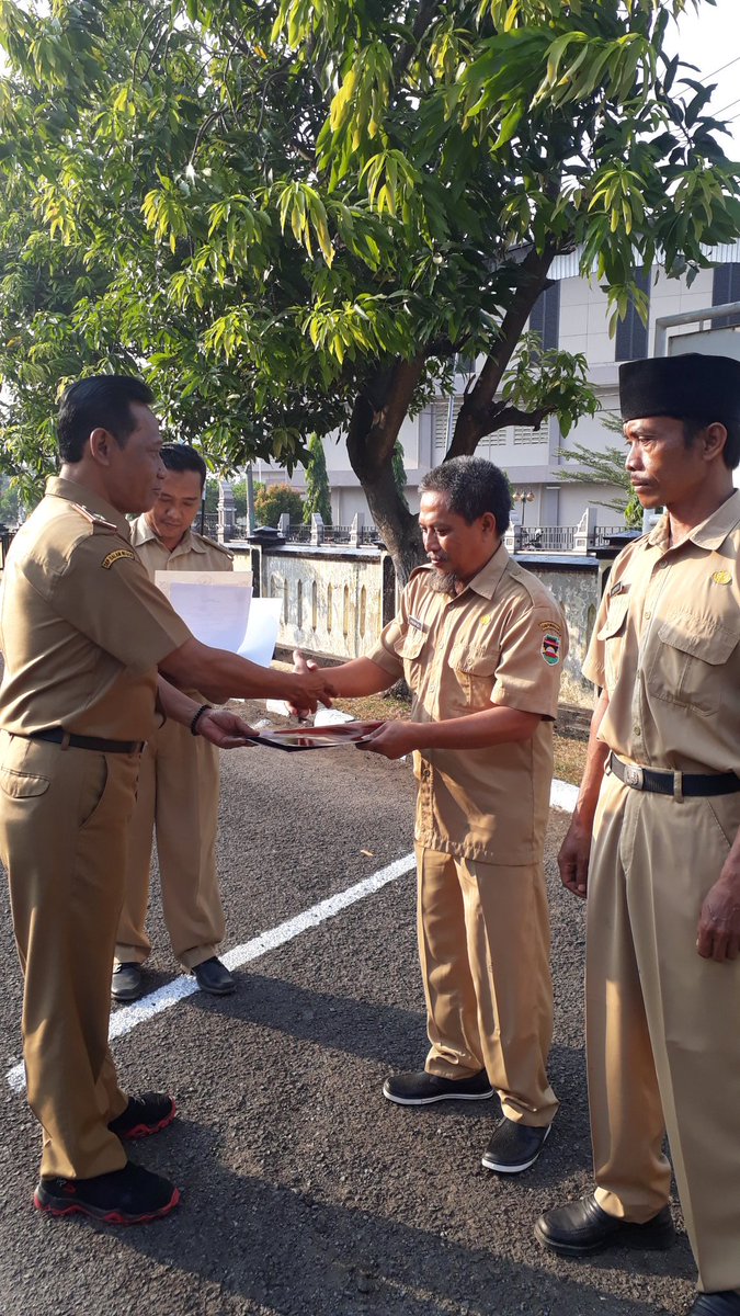 Pelaksanaan rutinitas apel pagi Senin, 08/06/19 Dinas PU Bina Marga dilanjutkan penyerahan Satya Lancana pengabdian