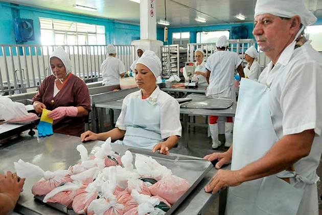 AlbertoLopezcu's tweet photo. #VillaClara  Productos alimenticios como croquetas, hamburguesas y picadillo, elaborados a partir del pescado, destacan hoy entre las fabricaciones con destino al consumo de la población que diariamente genera la Unidad Empresarial de Base INDUVILLA  @AlejandroGilF @irisqr700927 https://t.co/CcQqErnadZ