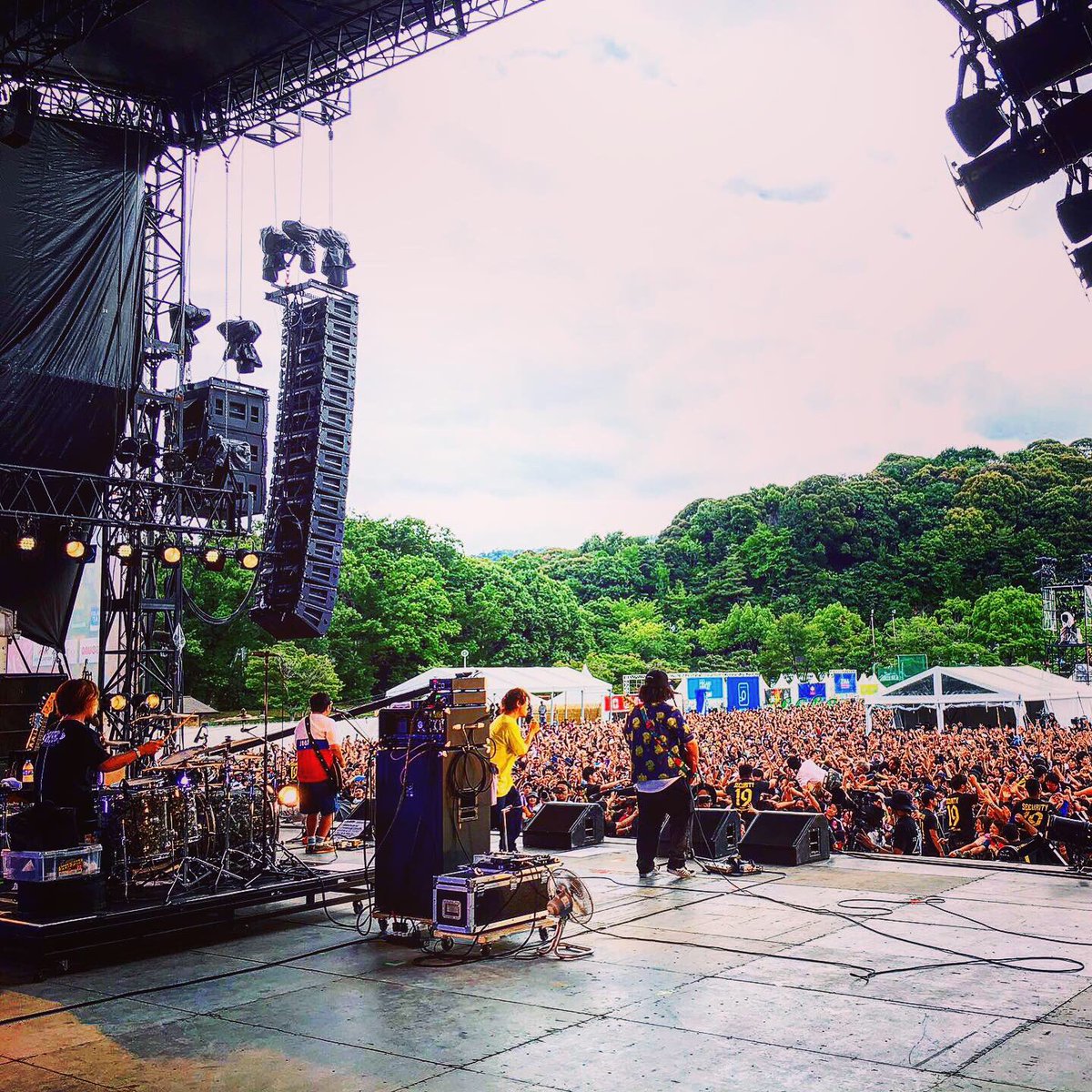 yamaguchi_SBM's tweet photo. 京都大作戦2019
今年も想像をはるかに超えるすさまじさでした。 
京都大作戦のお客さん、出演バンド、スタッフの皆さん、そして10-feet。
僕らを救ってくれてありがとう！
あんなライブばっかやってさ、世界をかえちまえたいね😉
 #京都大作戦2019 #mik2019 #サンボマスター https://t.co/mM2eExGBXa