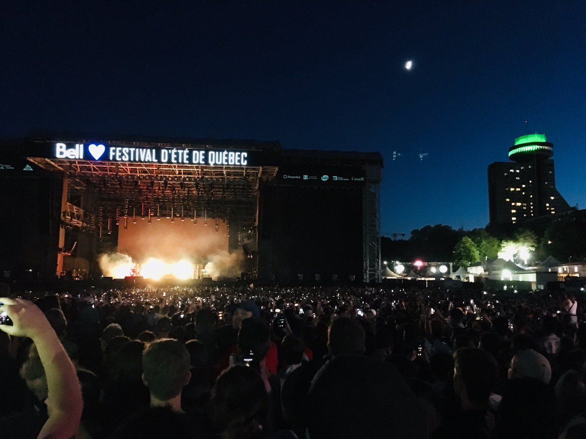 fiestaquebec's tweet photo. @twentyonepilots c’est parti sur les Plaines! #21pilots #twentyonepilots #FEQ https://t.co/9S4Ey9VEUs