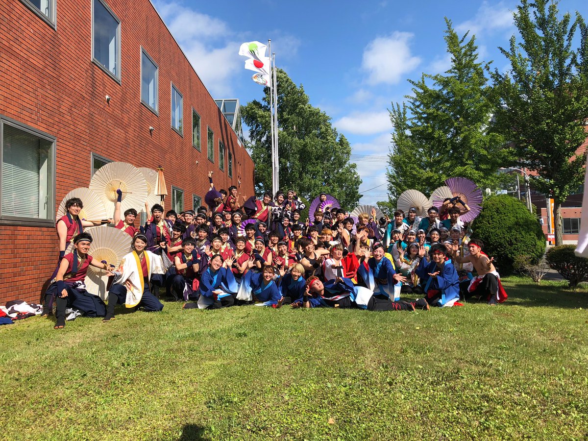 SGUyosakoi's tweet photo. 昨日7月7日は、酪農学園大学さんの「白樺祭」と北海道ハイテクエコメディスポ専門学校さんの学園祭に２つのグループに分かれて演舞を披露させていただきました‼️
多くの声援や手拍子をいただきとても良い演舞となりました。 https://t.co/vHSV4lEsjJ
