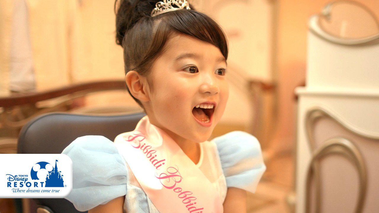 東京ディズニーリゾートpr 公式 ディズニープリンセスに変身 小さなお子様がディズニー プリンセスに変身できるビューティサロン ビビディ バビディ ブティック ここでしか体験できない特別な魔法で かけがえのない家族の思い出を作りません