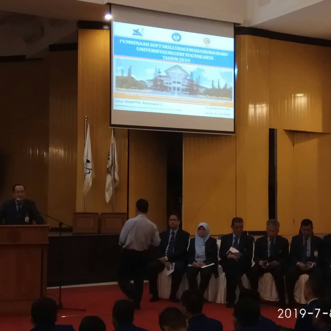 Rektor Universitas Negeri Yogyakarta <a href="/sutrisna_wibawa/">Sutrisna Wibawa</a>  membuka secara resmi dan dilanjutkan dengan penyampaian materi Soft Skills bagi Mahasiswa Baru Jalur SNMPTN