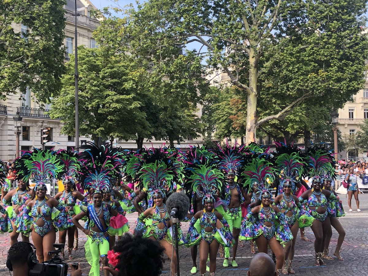 v_narbonnais's tweet image. Très belle édition 2019 du Carnaval Tropical de #Paris. Merci à @Anne_Hidalgo de permettre la constance de cet évènement populaire et la descente des Champs-Élysées des 2000 carnavaliers. Bravo aux groupes pour leur performance, à @FederationCdp et aux bénévoles mobilisés 👏🏾
