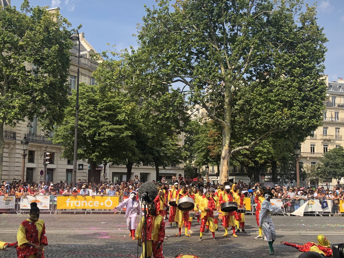 v_narbonnais's tweet image. Très belle édition 2019 du Carnaval Tropical de #Paris. Merci à @Anne_Hidalgo de permettre la constance de cet évènement populaire et la descente des Champs-Élysées des 2000 carnavaliers. Bravo aux groupes pour leur performance, à @FederationCdp et aux bénévoles mobilisés 👏🏾