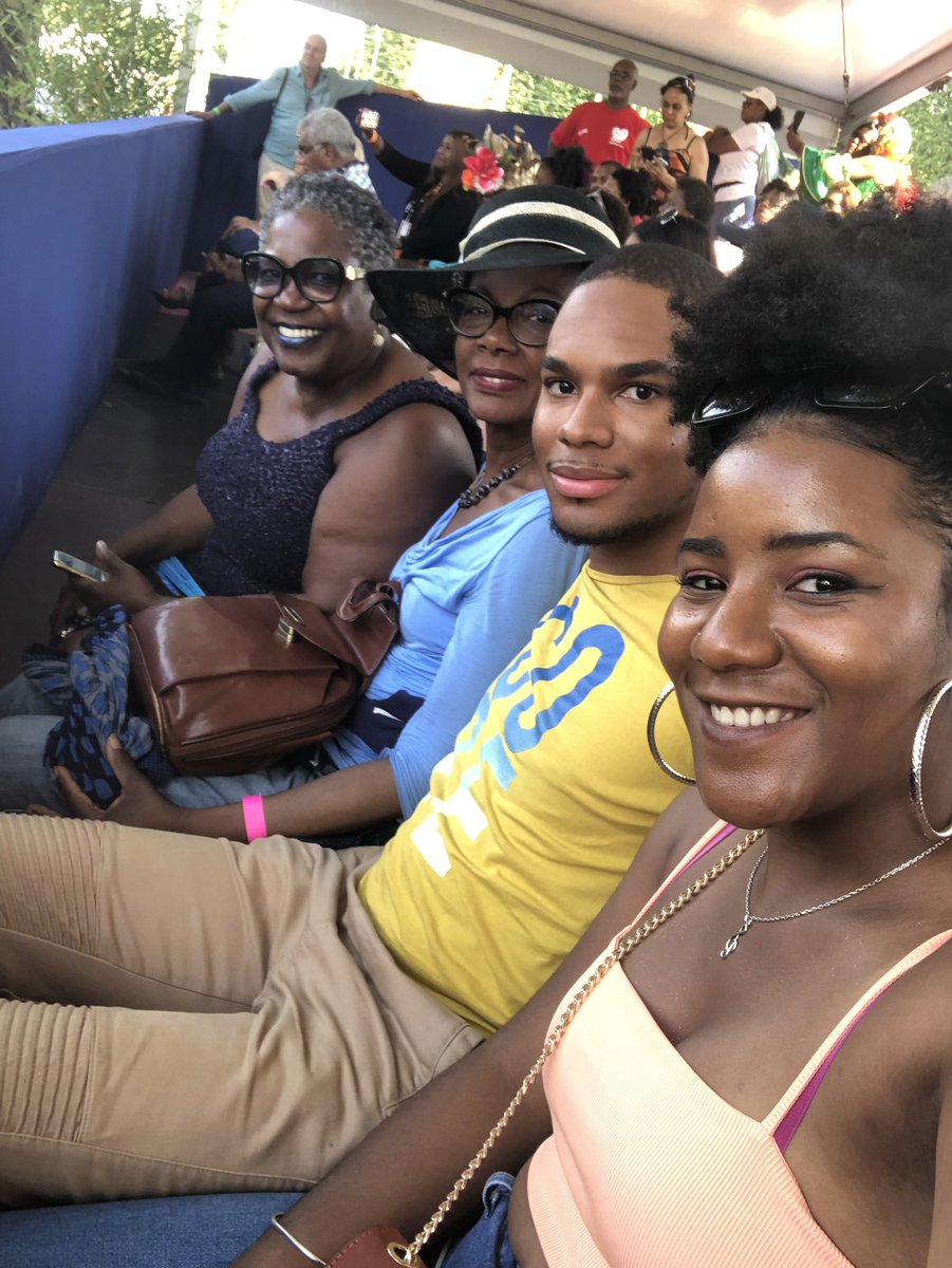 v_narbonnais's tweet image. Très belle édition 2019 du Carnaval Tropical de #Paris. Merci à @Anne_Hidalgo de permettre la constance de cet évènement populaire et la descente des Champs-Élysées des 2000 carnavaliers. Bravo aux groupes pour leur performance, à @FederationCdp et aux bénévoles mobilisés 👏🏾