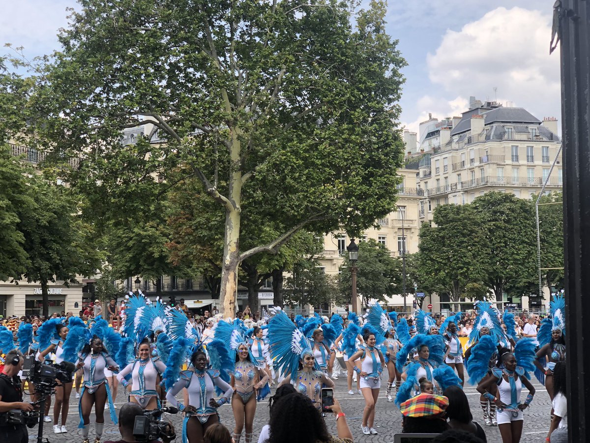 v_narbonnais's tweet image. Très belle édition 2019 du Carnaval Tropical de #Paris. Merci à @Anne_Hidalgo de permettre la constance de cet évènement populaire et la descente des Champs-Élysées des 2000 carnavaliers. Bravo aux groupes pour leur performance, à @FederationCdp et aux bénévoles mobilisés 👏🏾