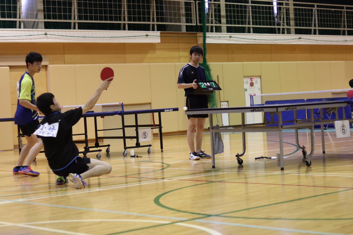 2日目はダブルス3回戦からとシングルスでした。

ダブルスでは大西、小林組が全国出場を決める試合で神戸高専の田辺と上元組に3-2の14-12で負けてしまい、惜しくも全国大会を逃しました。