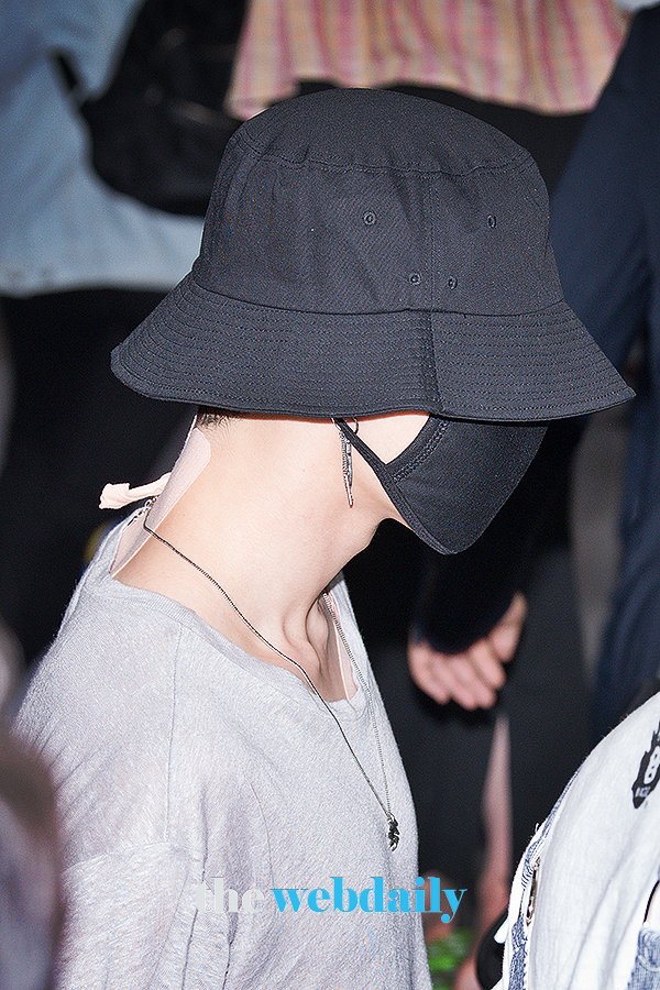 BTSweverseEsp's tweet photo. Para los que todavía no saben #JIMIN está usando parches para los dolores en su cuello, pecho y espalda baja debido a sus lesiones.
Es un gran alivio que esté en casa y descanse, lo necesita mucho antes de iniciar otra actividad.

Recupérate pronto, te amamos #GetWellSoonJimin https://t.co/CC9NszXp1M