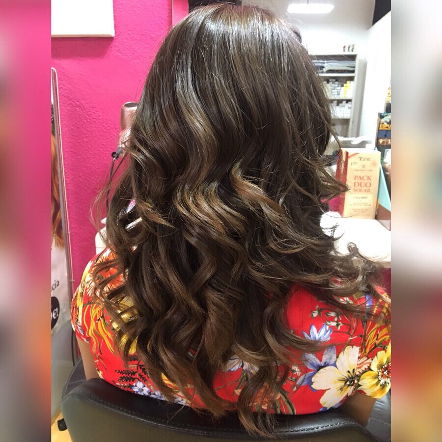 TᖇEᑎᘔᗩ-ᗪIᗩᗪEᗰᗩ 
Muy buenos días de lunes amigos! 
Hoy os dejamos esta trenza-diadema con ondas. 
Nos parece un peinado muy bonito y cómodo para cualquier evento! 
Preciosa nuestra amiga <a href="/csanchezal/">Carlos Sánchez</a> 🥰 gracias por elegir <a href="/dosstylos/">Peluqria DOS STYLOS</a> para tus eventos!
