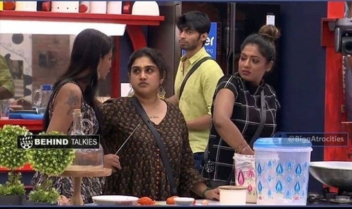 Here We introducing Meera mithun The Another Julie of #biggboss #BiggBossTamil3 

But she unaware that darshan was there while she complaining bad about madhu... #DoubleGame