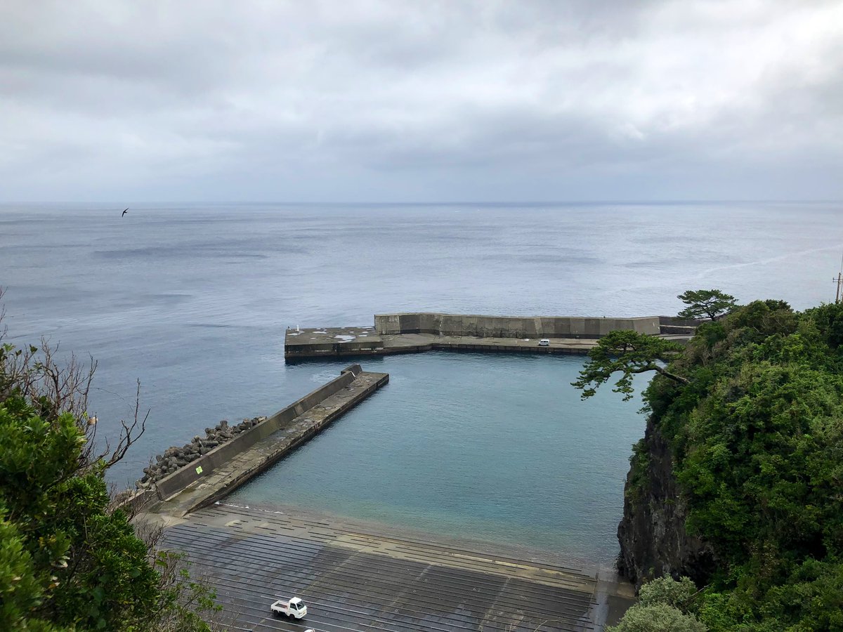 suzukooo69's tweet photo. と言うわけで、本日の釣りスポットは藍ヶ江港🎣
なかなかの急坂だったから、車乗せてもらえて良かった〜
店員さん本当にありがとうございます(*´∇`*)
ライブの為に来たって話したら「おぉ!サバイブのね!!」って知ってくれてたよ〜
いやぁいい島ですね〜♪
#サバプロ #nmtet
#旅の記録 #八丈島 https://t.co/63Fv5EeEzz