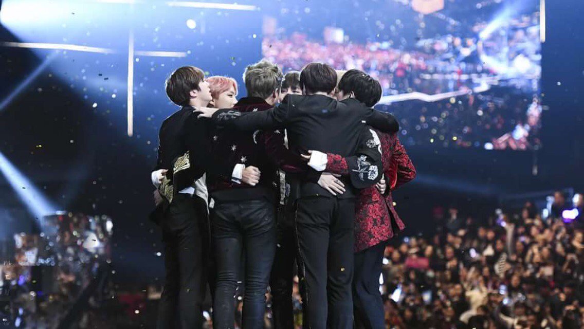 Группа бтс. Женатые участники бтс. Бтс на сцене. Группа бтс face. Bts boy with luv.