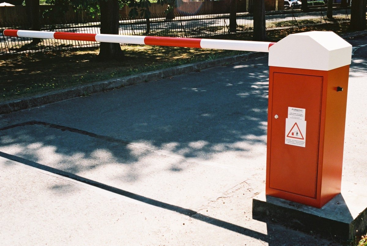 Шлагбаум во дворе. Сквер во дворе многоквартирного дома. Шлагбаум во дворе. Как установить шлагбаум во дворе дома. Как установить шлагбаум во дворе дома.