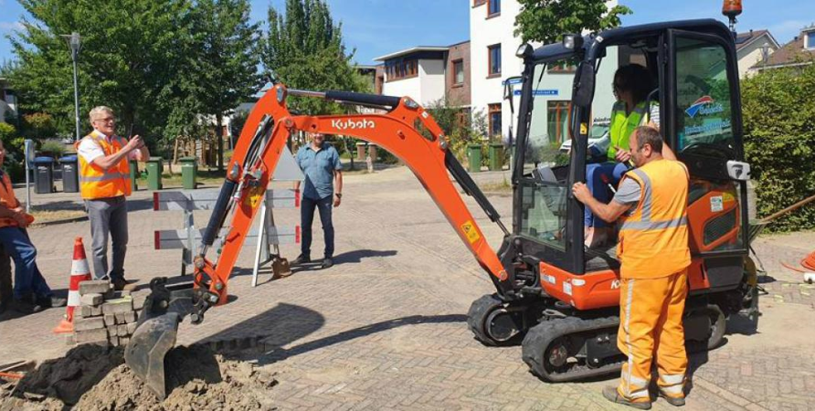 VWTelecom's tweet photo. In opdracht van @KPNNetwerkNL zijn we begonnen met de aanleg van het glasvezelnetwerk in Nijmegen-Oosterhout. #glasvezel #totalconnectivity #ftth #fttx https://t.co/EOeadzPwJh https://t.co/02RHb4eouv