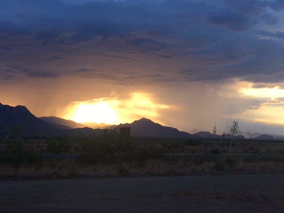 jsbarnett_pio's tweet image. Another sunset on the Chiricahua Mountains from the #MillerFire ICP. #AZNMBorder