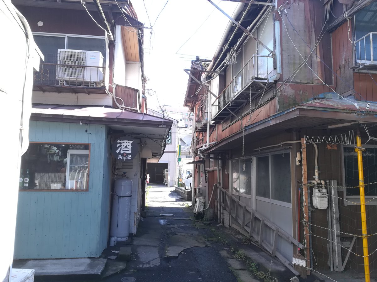 レトログラフ On Twitter 昭和スポット巡り 一見昭和の遺構のような名山堀界隈 あちこちにリノベーションされた住まいや店舗が 実は鹿児島で今もっともおもしろく尖った町かもしれません 2019年6月27日撮影 鹿児島市名山町にて 昭和 レトロ 昭和建築 写真