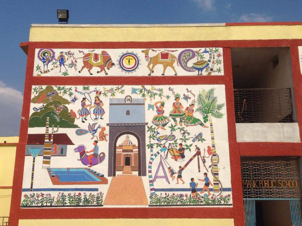 MPS_Maniknagar's tweet photo. The front walls of the school building bear Madhubani style of paintings beautifully depicting the various aspects of school life. #ManikPublicSchool https://t.co/jtibbemsB2
