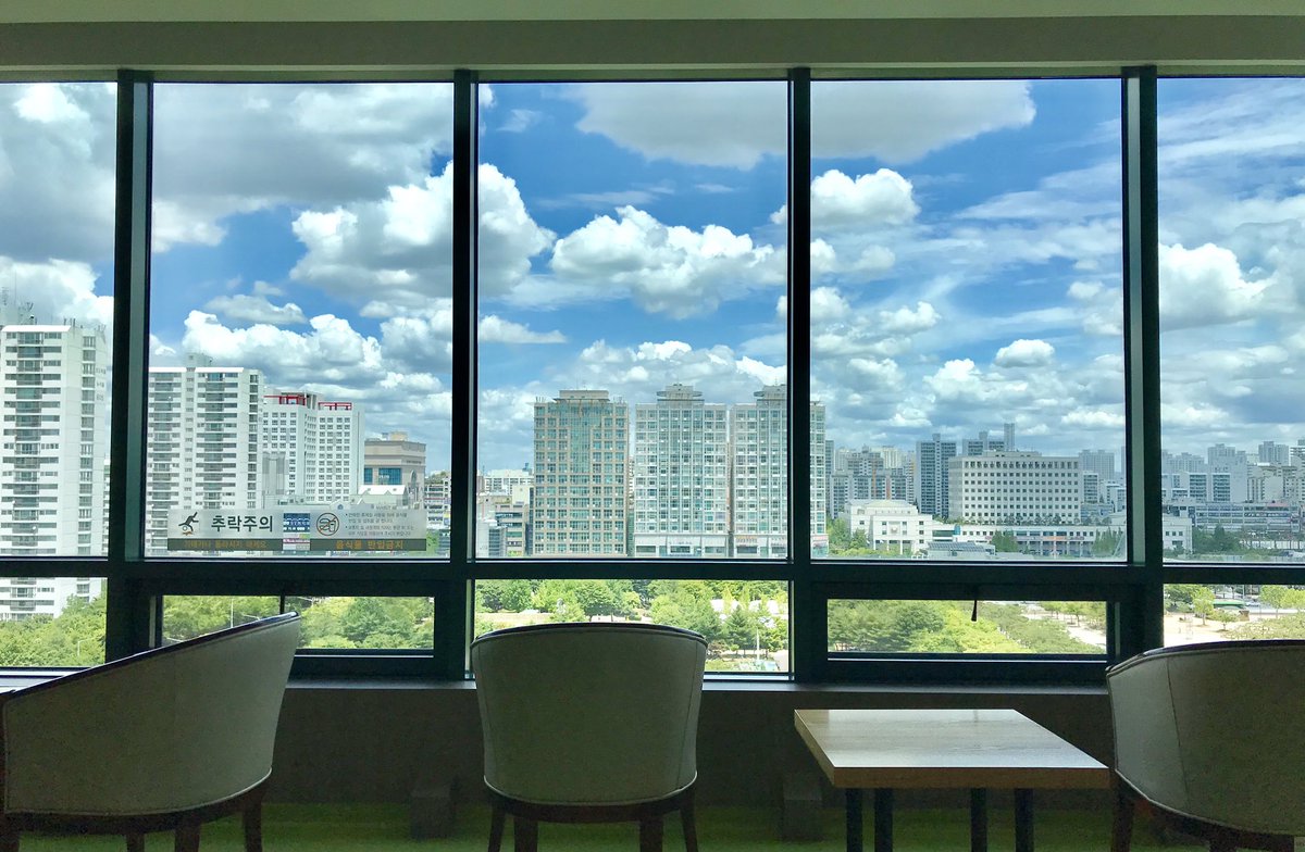 창밖에 무슨일이 일어나고 있는걸까오?