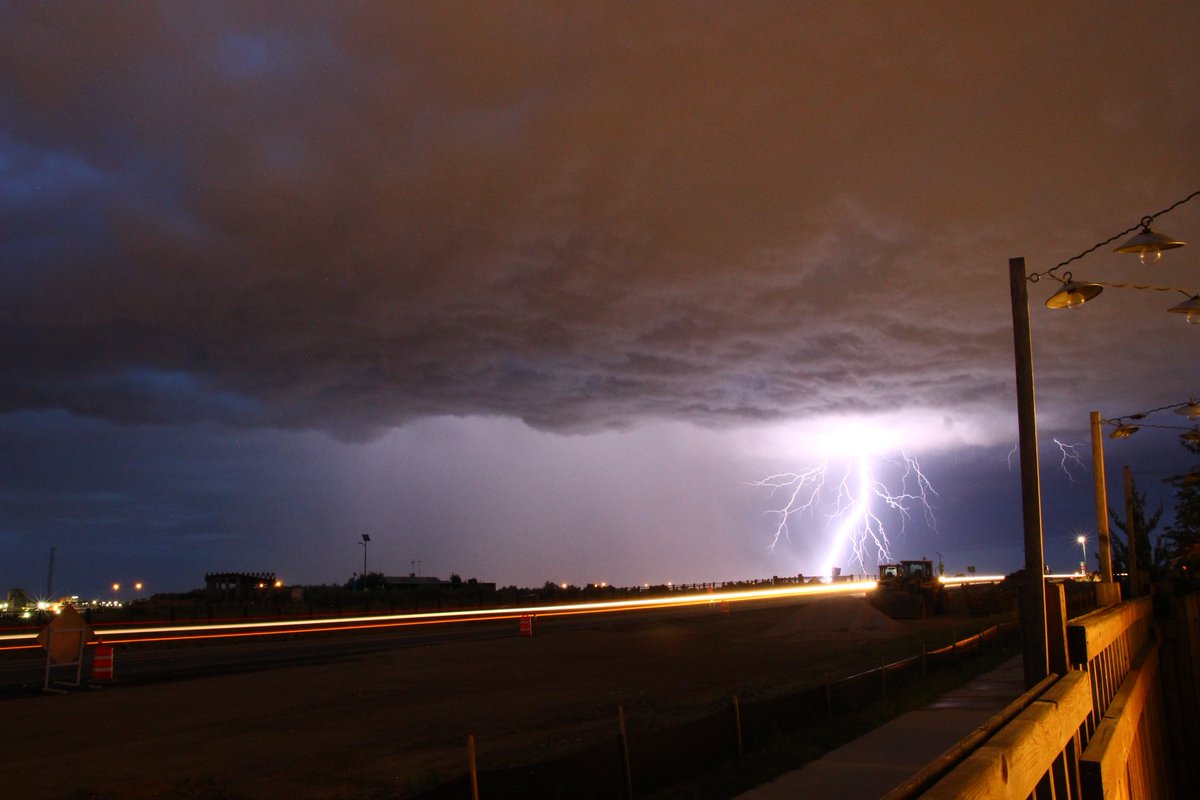 dharmabum1's tweet photo. A few shots from one of the storms that passed east of #Denver this evening. Taken from #Stapleton near @BluffLake. #cowx @NWSBoulder @CBSDenver @AshtonCBS4 @DaveCBS4 @LaurenCBS4 @ChrisCBS4 @weather5280 @weatherchannel https://t.co/o1tG4wBgsk