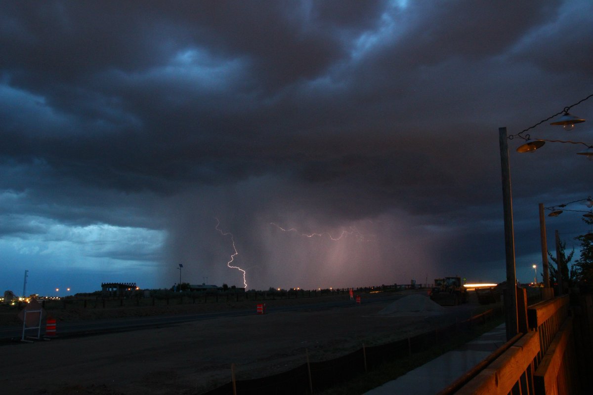 dharmabum1's tweet photo. A few shots from one of the storms that passed east of #Denver this evening. Taken from #Stapleton near @BluffLake. #cowx @NWSBoulder @CBSDenver @AshtonCBS4 @DaveCBS4 @LaurenCBS4 @ChrisCBS4 @weather5280 @weatherchannel https://t.co/o1tG4wBgsk