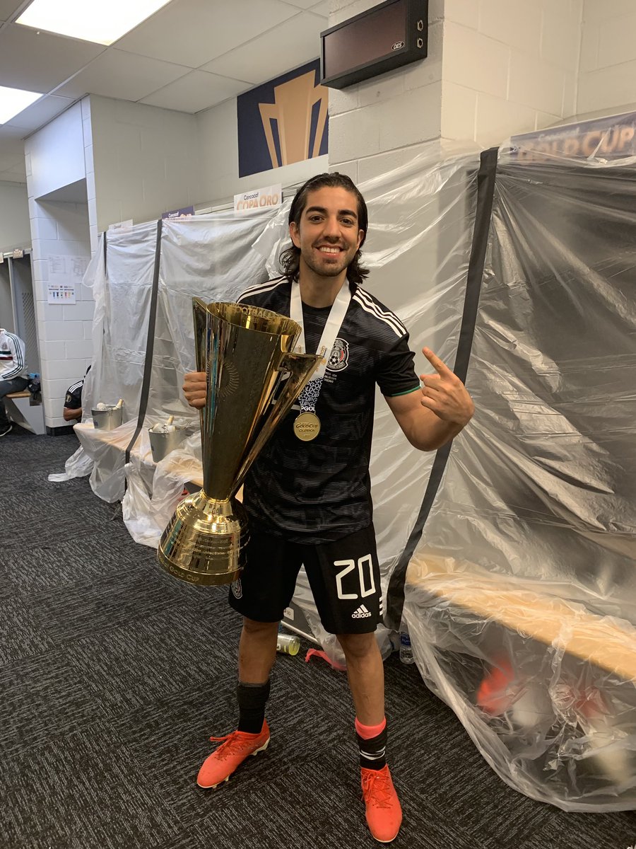 Rpizarrot's tweet image. Un sueño más! Campeones 🇲🇽❤️🏆