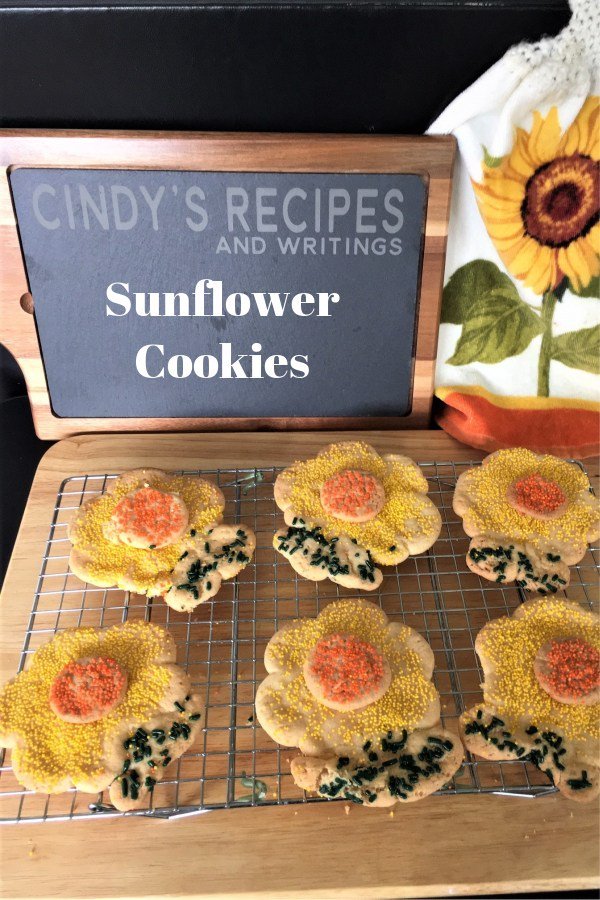 writelane's tweet photo. Sunflower Cookies #SummerDessertWeek https://t.co/PMXAHAZv98 https://t.co/JadCkLMrv3