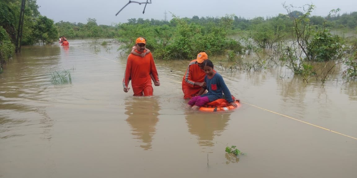 InfoGujarat's tweet photo. Rescue operation BY #TEAMNDRFINDIA in District- Valsad #Gujarat
Evacuated total-15 people (F-5, M-2, Children-8) from 03 houses in low lying area of village- Salvav, taluka Vapi.

#NDRF https://t.co/QtfQsG67nz