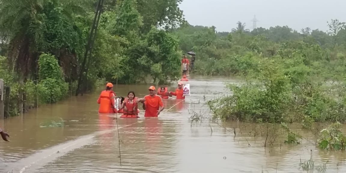 InfoGujarat's tweet photo. Rescue operation BY #TEAMNDRFINDIA in District- Valsad #Gujarat
Evacuated total-15 people (F-5, M-2, Children-8) from 03 houses in low lying area of village- Salvav, taluka Vapi.

#NDRF https://t.co/QtfQsG67nz