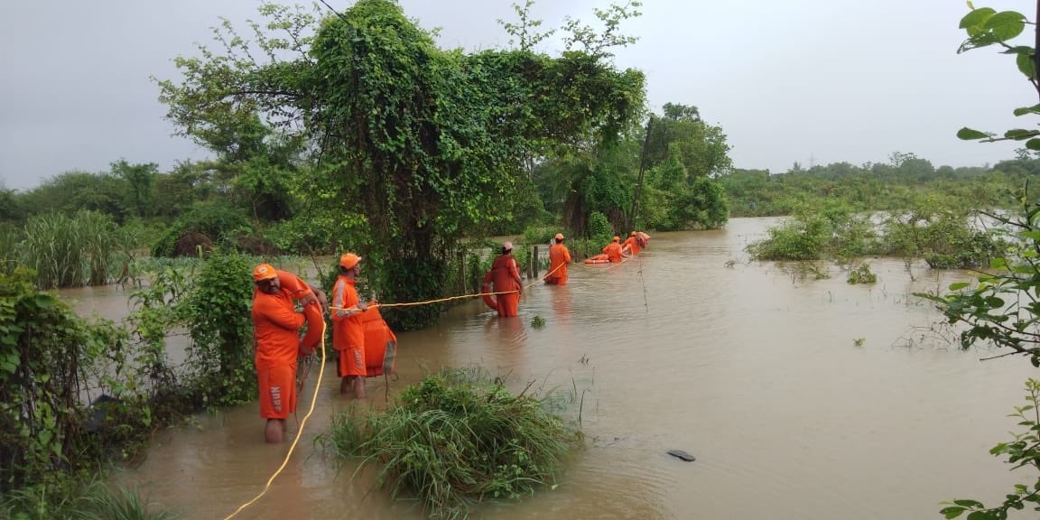 InfoGujarat's tweet photo. Rescue operation BY #TEAMNDRFINDIA in District- Valsad #Gujarat
Evacuated total-15 people (F-5, M-2, Children-8) from 03 houses in low lying area of village- Salvav, taluka Vapi.

#NDRF https://t.co/QtfQsG67nz