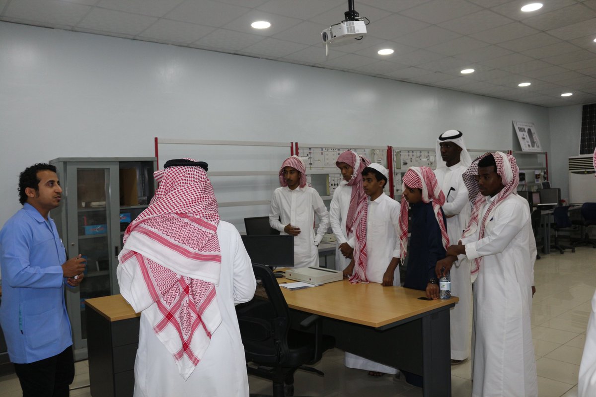 زيارة الطلاب  للكلية بقسم التقنية الكهربائية و الشرح لهم مراحل الدراسة بالقسم اتمنى لهم دوام التوفيق  ولا يسعني إلا أن أوصيكم بالجد والمثابرة .