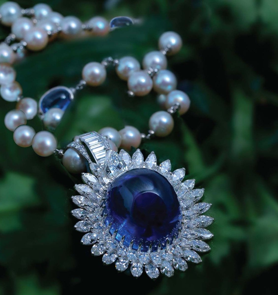 Diamonds and blue sapphires are stunning - add pearls to that combo and you get class!  #luxury #beautiful #rings #jewellerydesign #wedding #instajewelry #colombo #srilanka #lka #highendjewellery #finejewellery #diamond #bluesapphires #sapphire #pearls