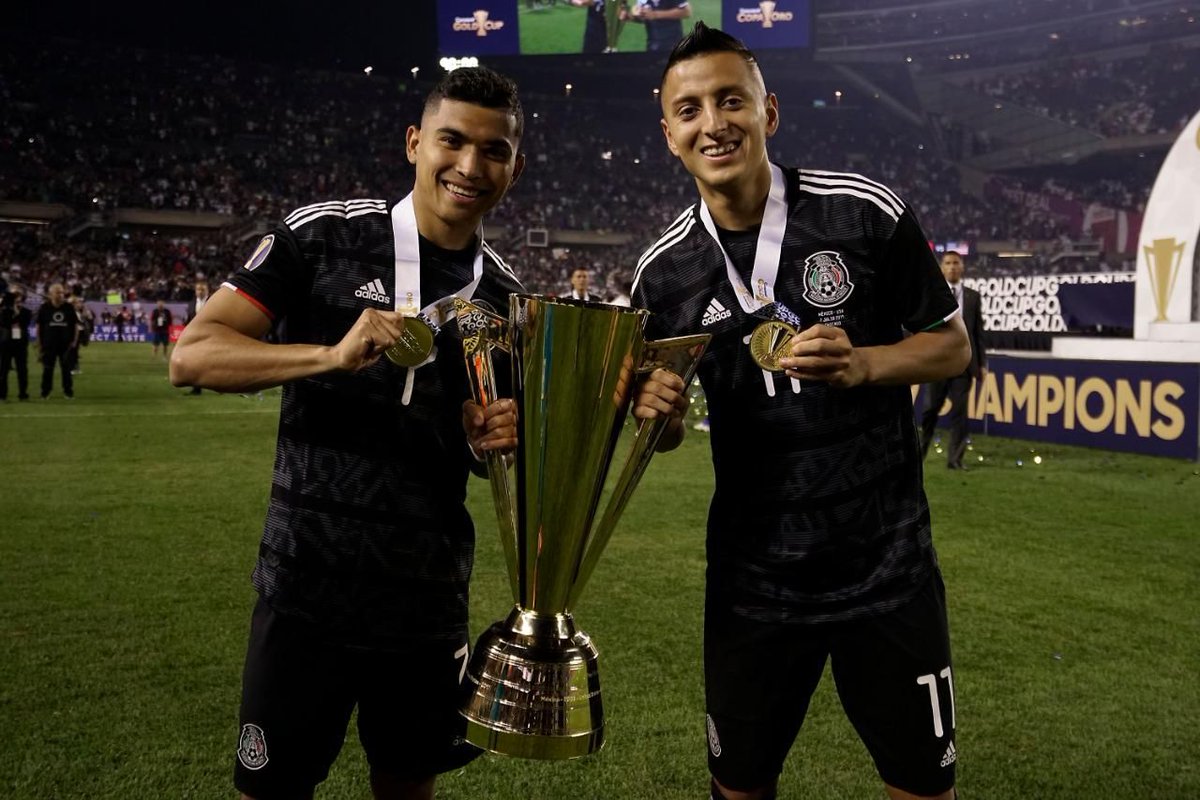 CruzAzul's tweet photo. 🇲🇽🏆 C A M P E O N E S con @miseleccionmx 🔵
¡Quiero a ese par aquí,@RPELAEZ9! 🙏🏻
Ah, ya son nuestros, ¿verdad? 😍👏🏻
#AzulesConSelección #CAFC #CruzAzul #Campeones #CopaOro #México #CruzAzulFC https://t.co/vxO5MD5hxQ