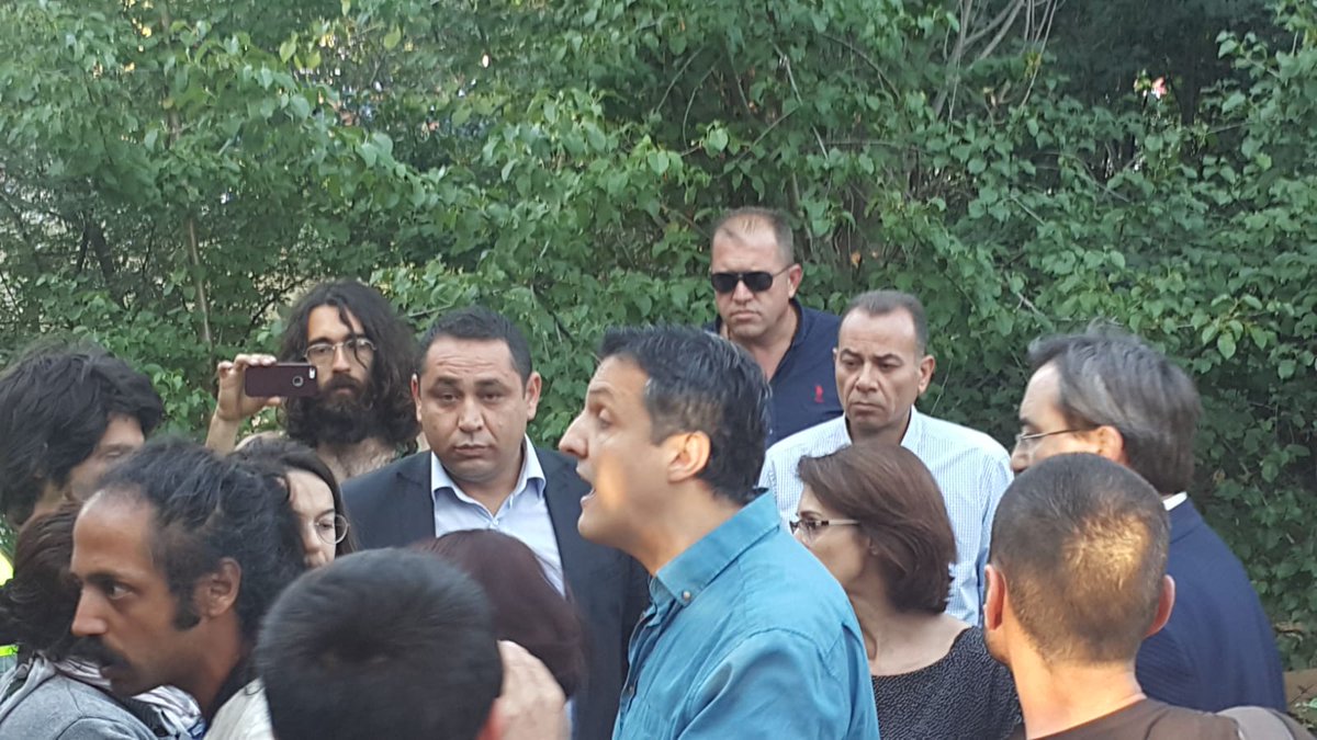 ODTÜ'ye polis girdi. KYK Yurdu'nun yapılıp okula truva atının girmesini ve ekolojik katliamı engellemeye çalışan öğrenciler 55 gündür ODTÜ Kavaklık'ta direniyordu. Kavaklık'ta olan onlarca öğrenci ablukaya alındı. Polis müdahale etmek üzere.
#PolisODTÜde
#ODTÜSavunulmalıdır