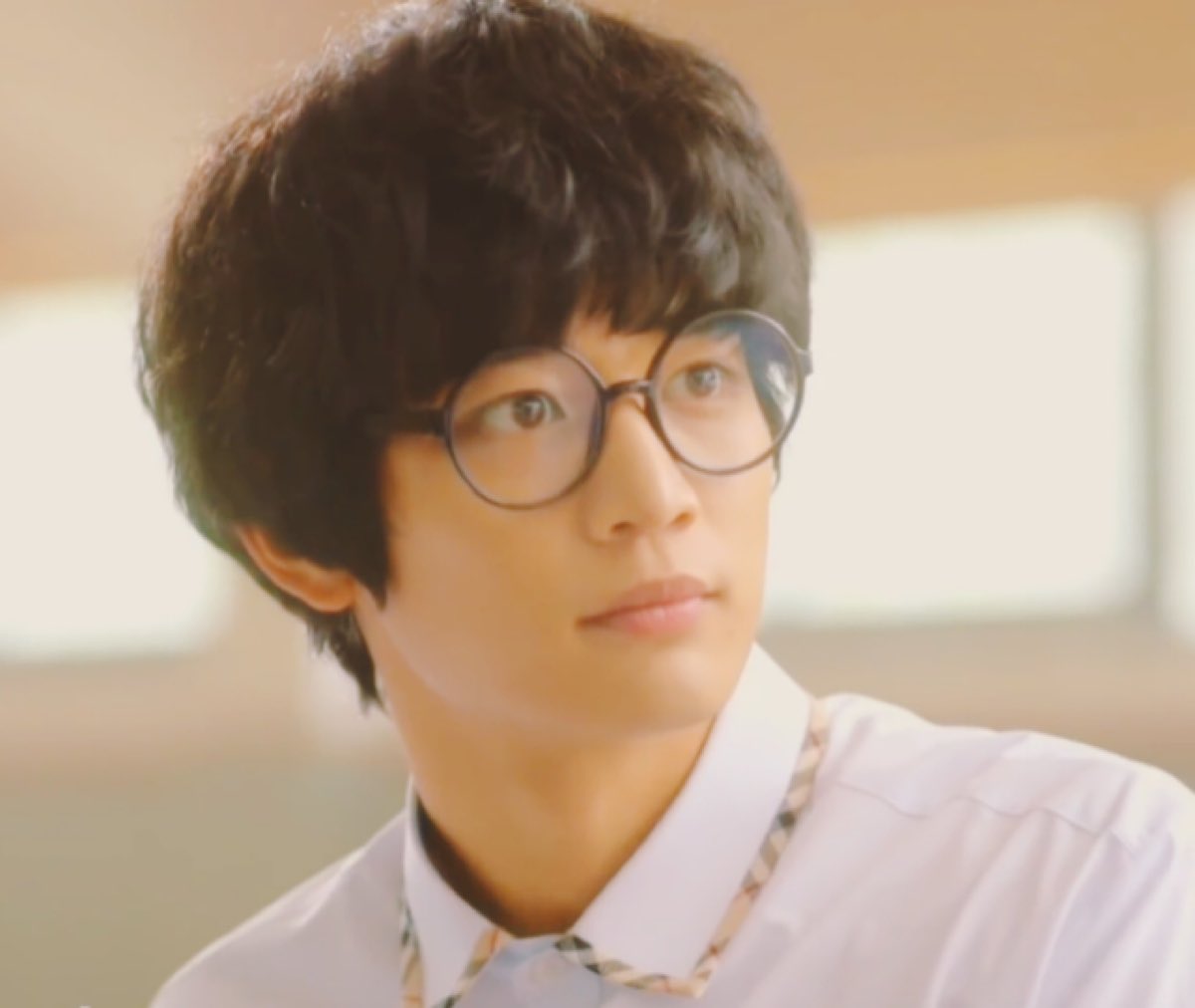 こんもり髪でものび太みたいなメガネでも、隠しきれないくりくりな目がもう‥(*´ω`*) 
#민호 #ミンホ