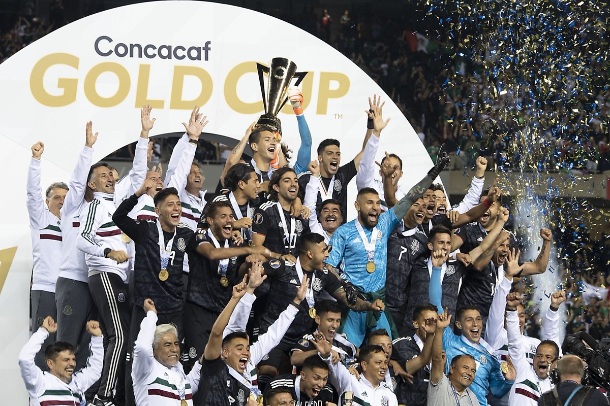 México levanta el trofeo tras proclamarse campeona de la Copa Oro (Foto: @miseleccionmx).