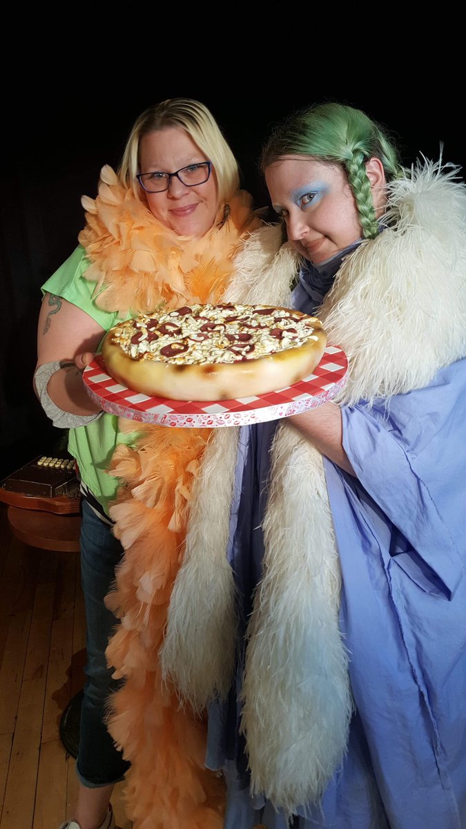 SweetCakers's tweet photo. I had the amazing opportunity to travel to Montreal and meet my favourite YouTuber of all time.....@emiliafart
I had an iconic trip and hand delivered her a pizza cake!
#emiliafart https://t.co/J3lRiqLtGC