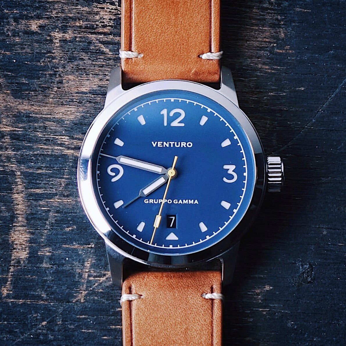GruppoGamma's tweet photo. Yellow seconds hand, a first from Venturo - or Gruppo Gamma for that matter, with cool blue BGW9 lume on a blue dial. Beat that summer heat with the Field Watch #1!  Limited quantities currently available at https://t.co/PKtH1pEV6k. https://t.co/u8NF8cerZU