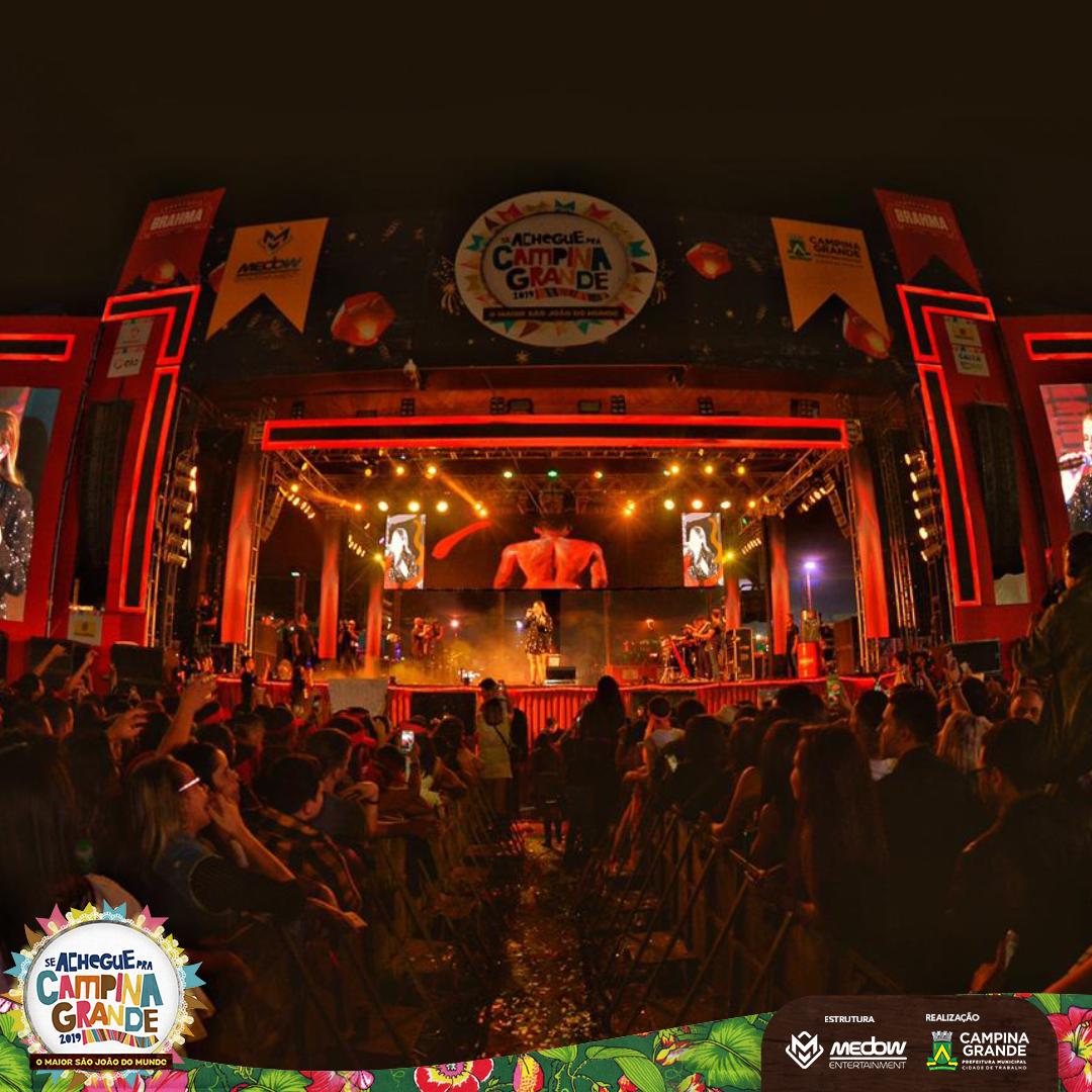 MaiorSJDoMundo's tweet photo. Na minha mesa agora uma lei que proíba o fim do São João! 
Ô Marília, fosse impecável. Que show! A galera curtiu, dançou, sofreu... Foi bom demais. Tenho certeza que o sentimento é de: encerramos com chave de ouro! 😍😍

#SãoJoãoDeCampinaGrande #OMaiorSãoJoãoDoMundo 🔥🔥 https://t.co/6ePtSag522